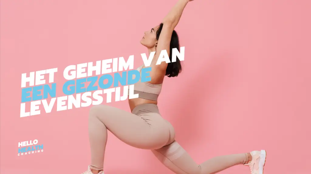 Een persoon in een yogapose, omringd door een rustige en serene omgeving.